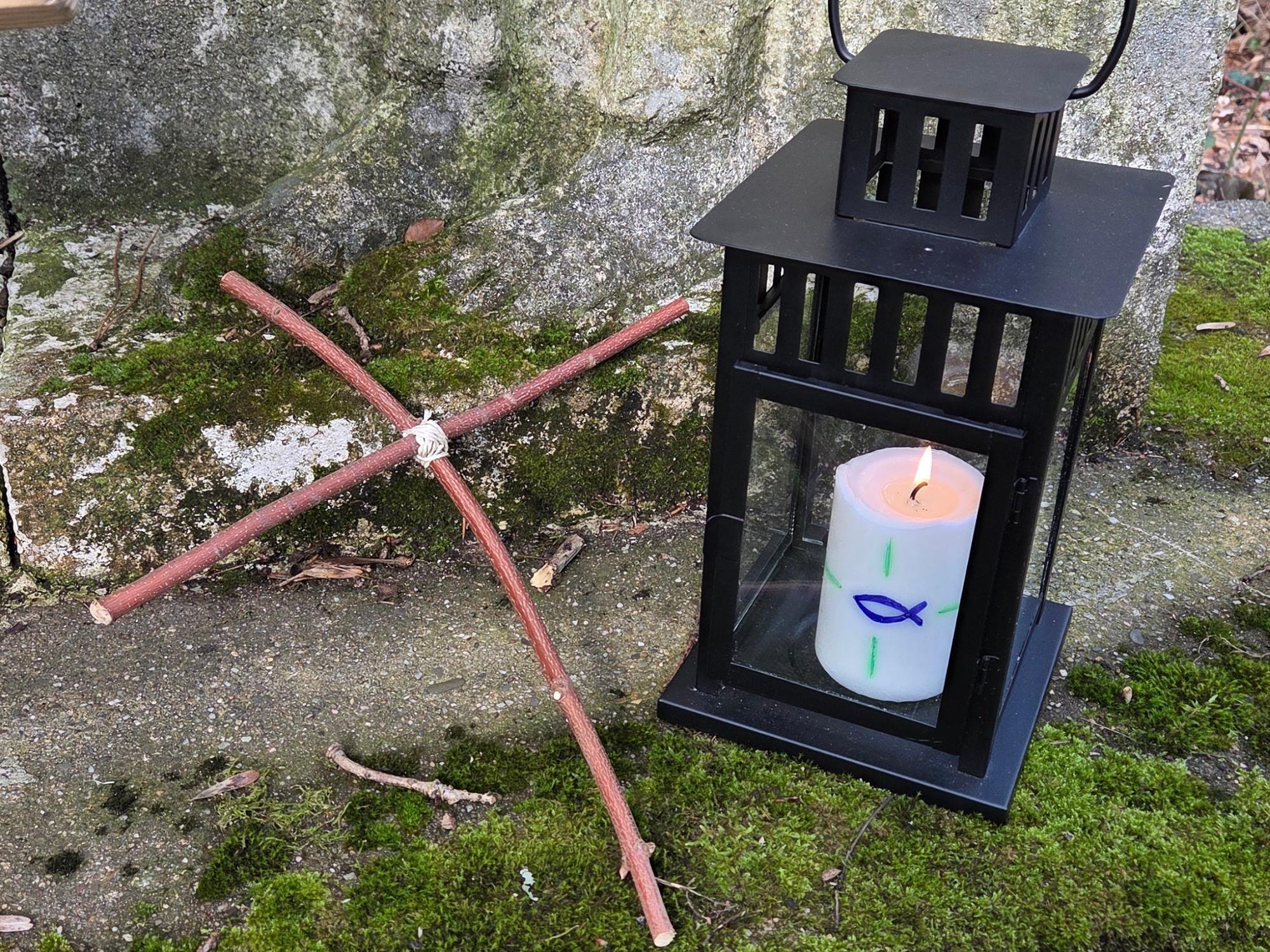 Jesus ist ein Licht in unserer Welt und starb für uns am Kreuz