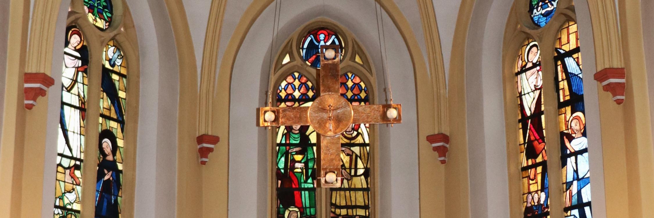 Kreuz über dem Altar in der Wallfahrtskirche Sankt Judas Thaddäus Heisterbacherrott