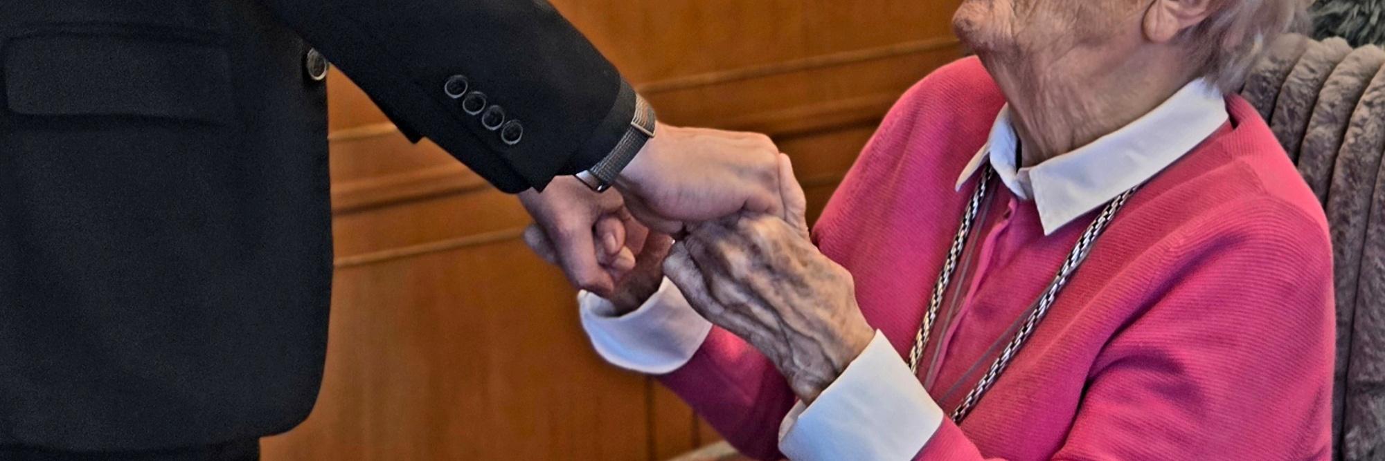 Kaplan Stefano Da Rin gratuliert Frau Otto im Namen des Pastoralteams