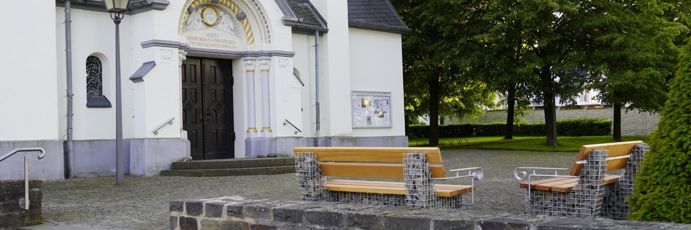Gabionenbänke auf dem Kirchplatz Eudenbach
