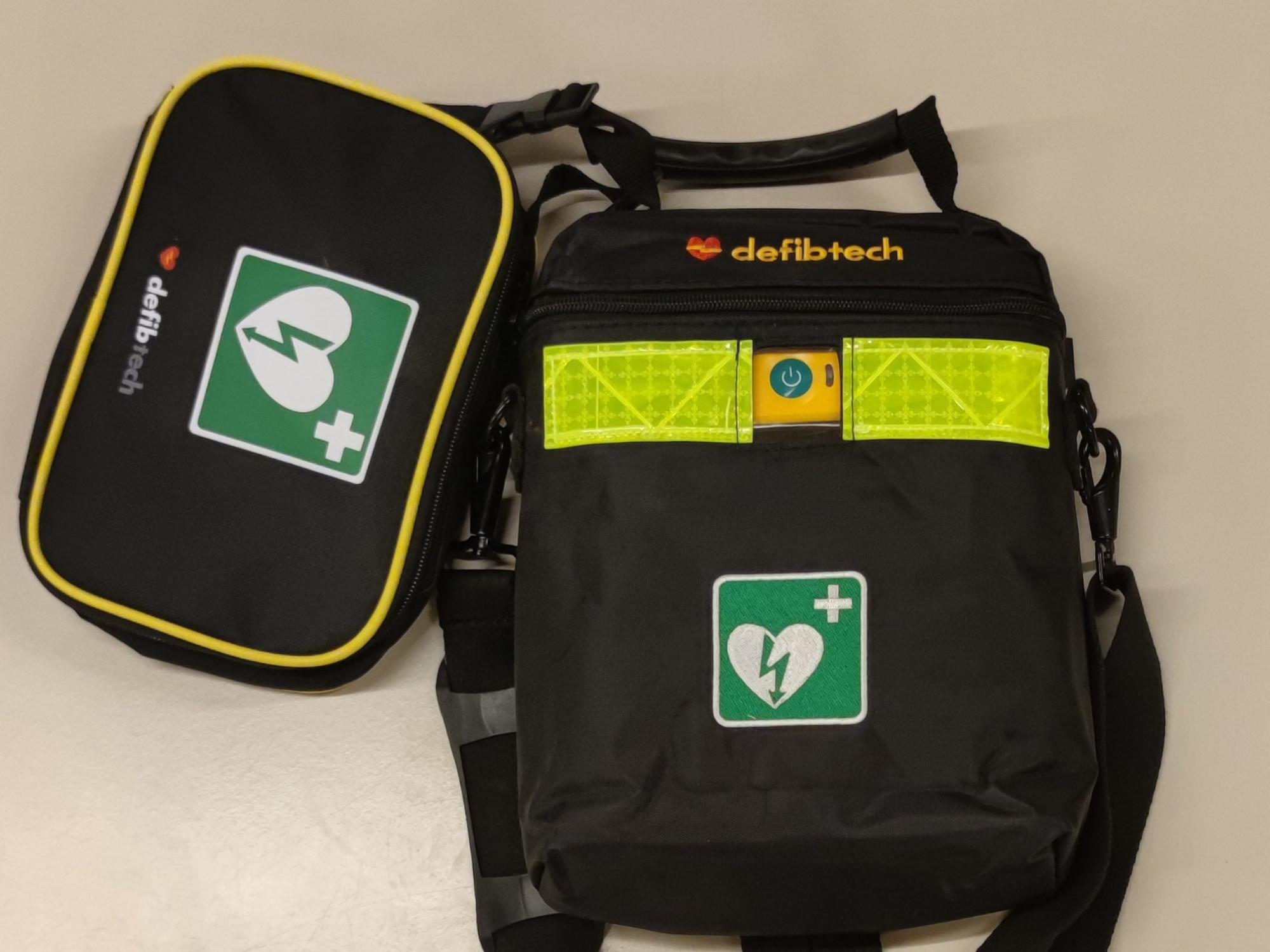 Defibrillator mit Zubehörtasche