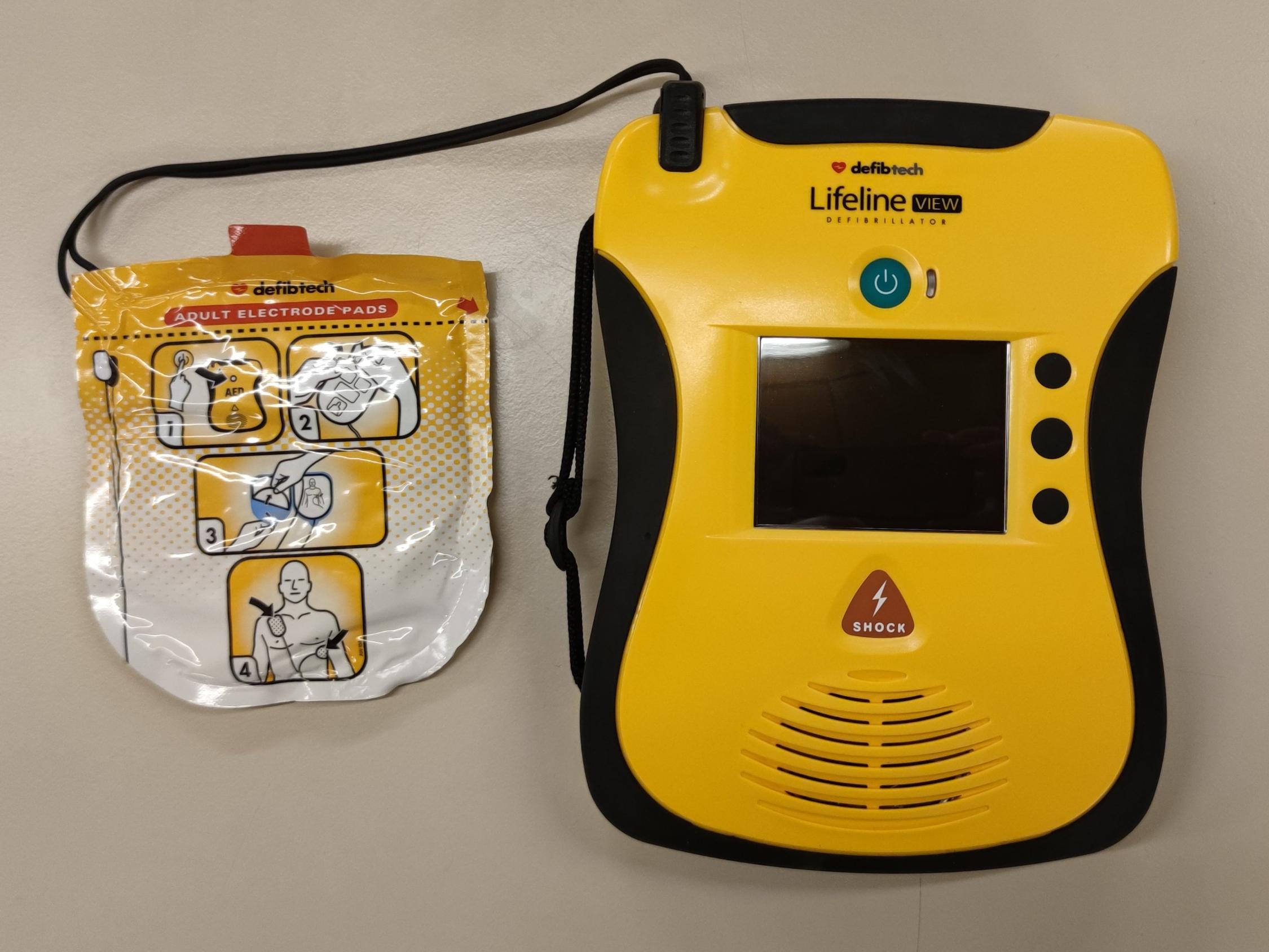 Defibrillator mit verpackten Elektroden