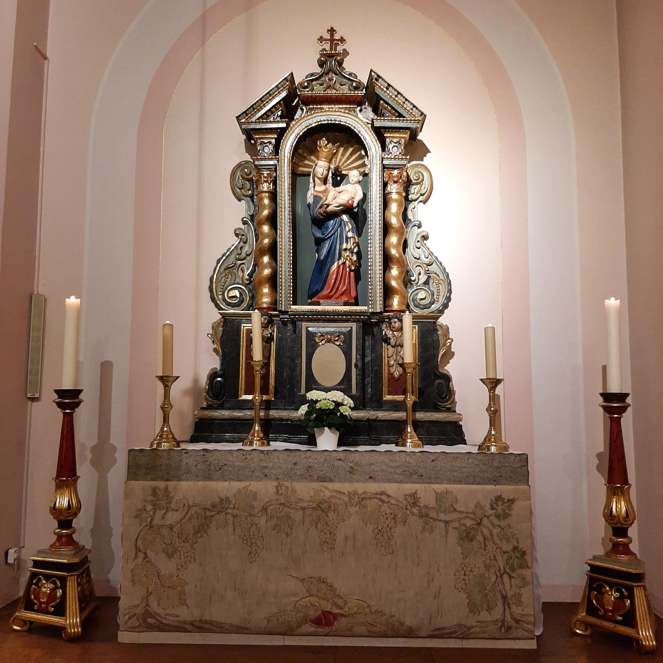 Marienaltar in der Pfarrkirche 'Zur schmerzhaften Mutter' in Ittenbach