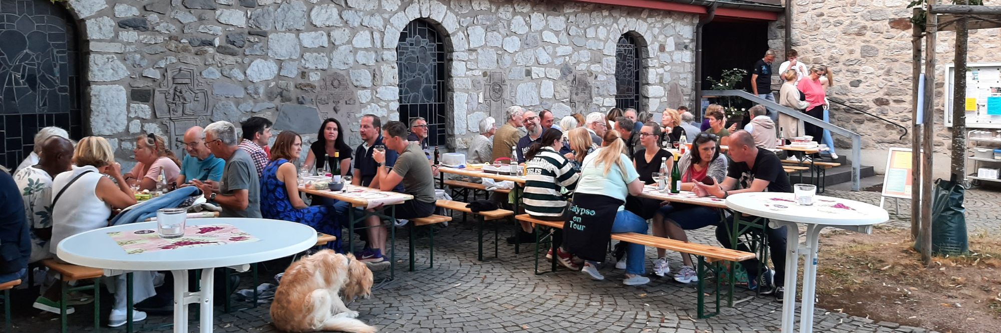Weinabend vor der Kirche in Ittenbach