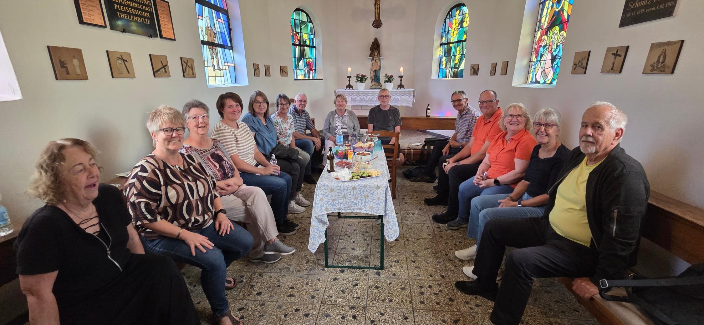 Die Kapellenverantwortlichen: Monika Behrendt (Donatuskapelle), Carina Henseler-Leven (Öffentlichkeitsarbeit Kirche Königswinter/in Vertretung für Sophienkapelle), Angelika Felgenhauer (Sankt Anna Kapelle), Christiane Klein (Maria zum Frieden), Ute Paul (Heiligenhäuschen), Sabine Kutter (Antoniuskapelle), Rudolf Homscheid und Marianne Jonas (Sankt Michael), Burkard Severin (Marienkapelle Eisbach), Johannes Herzog (Nikolauskapelle), Volkmar und Uschi Blech (Kreuzerhöhung - Quirrenbach), Linda Kopke (Sankt Anna Kapelle) und Gunnar Behrendt (Donatuskapelle)Sophienkapelle