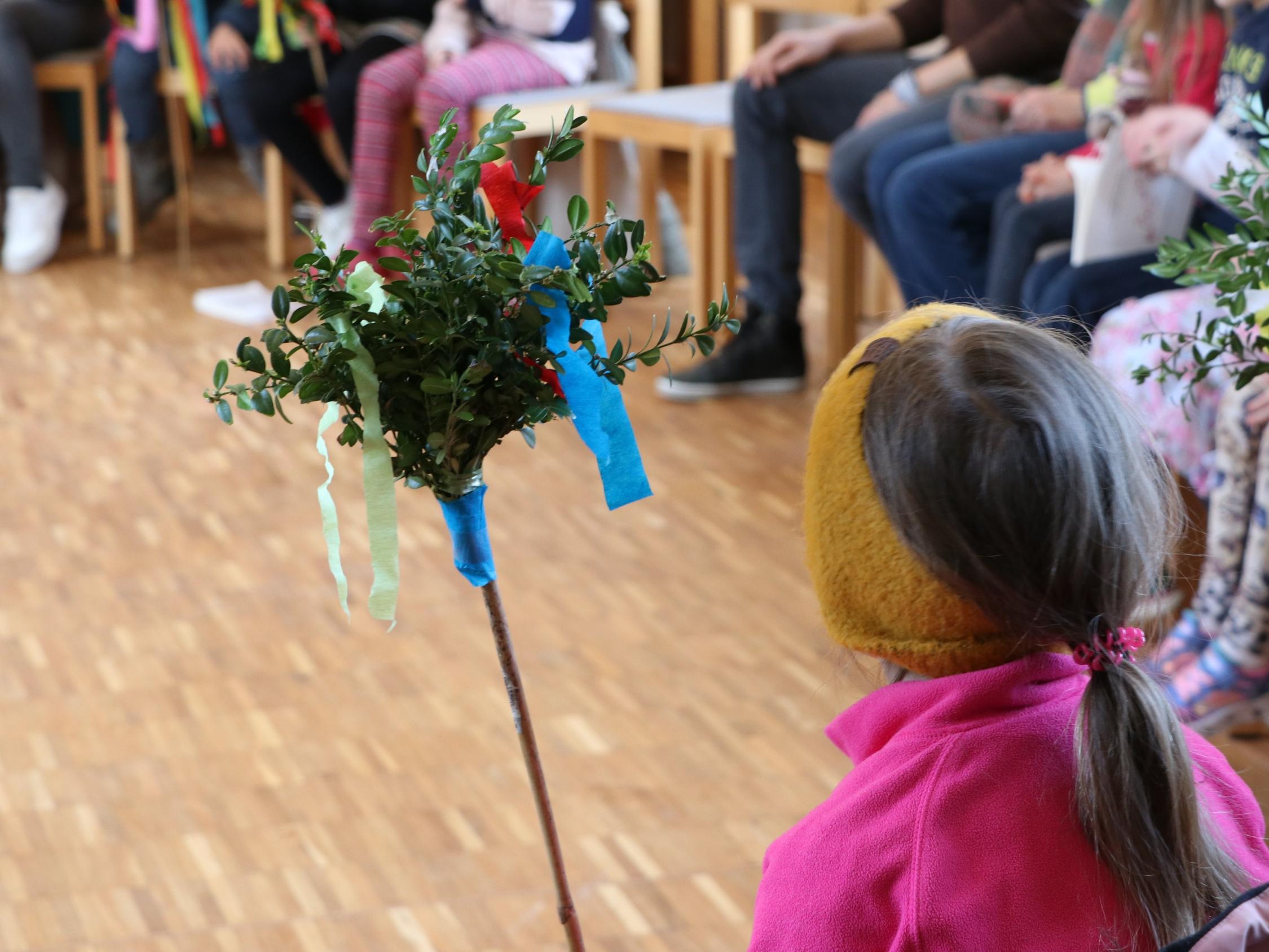 Mädchen mit Palmstock