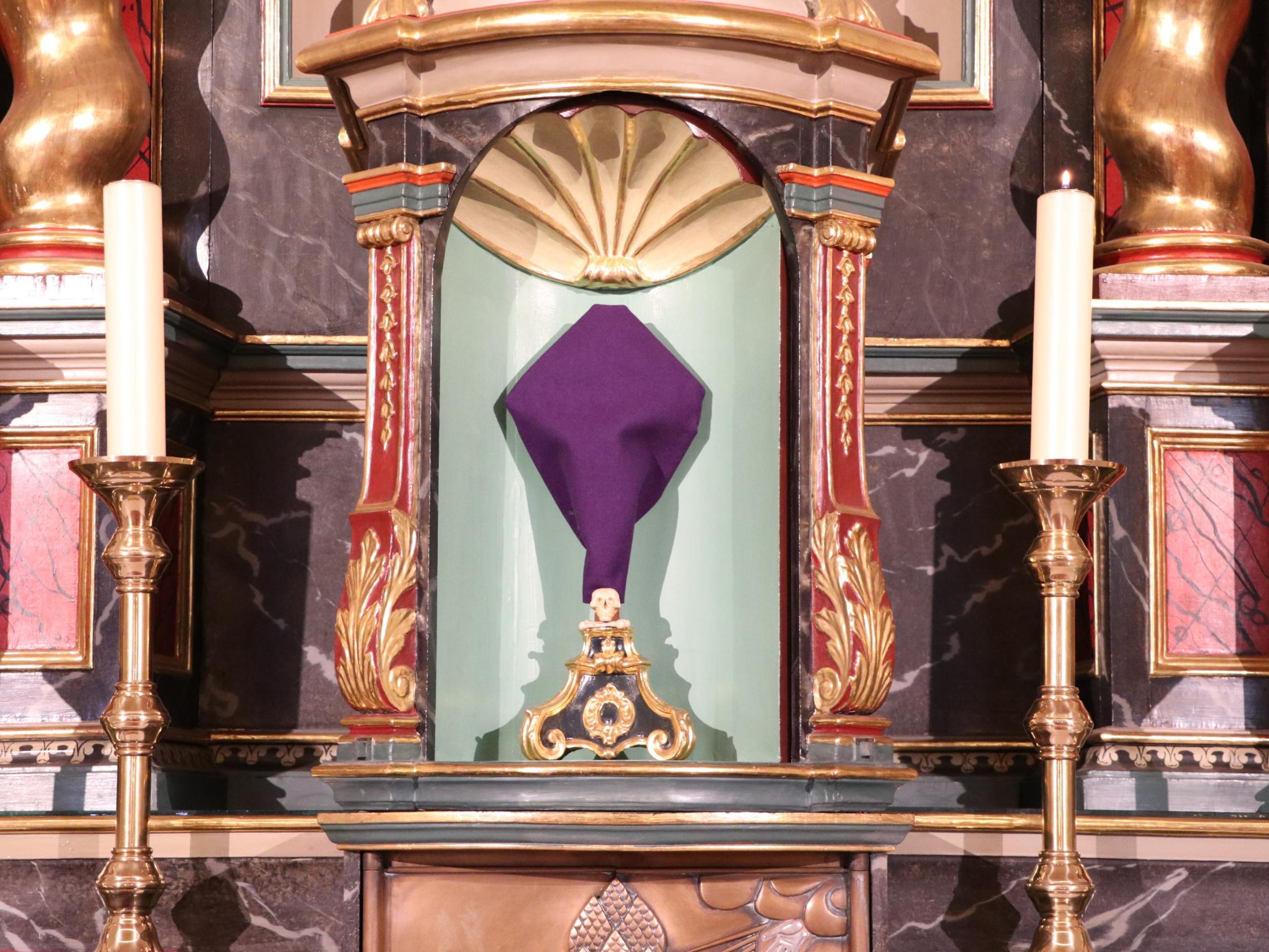 Passionssonntag - das verhüllte Kreuz am Hochaltar der Pfarrkirche Zur Schmerzhaften Mutter in Ittenbach