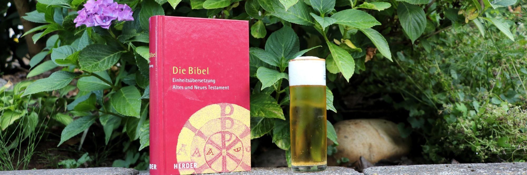 Bibel beim Bier