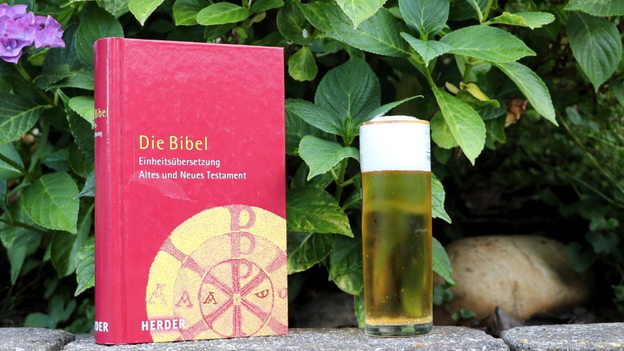 Bibel beim Bier