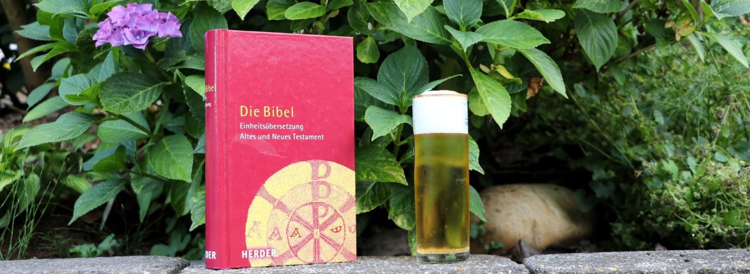 Bibel beim Bier